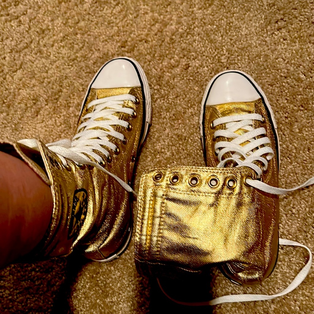 These gently worn Converse go well with jeans or a dress.Make Offer.I
